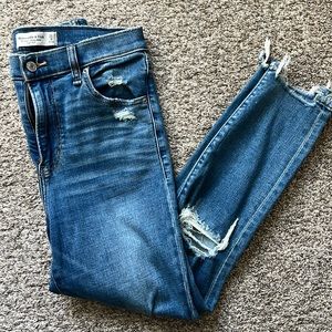 A&F super Skinny ankle High Rise Short Ripped